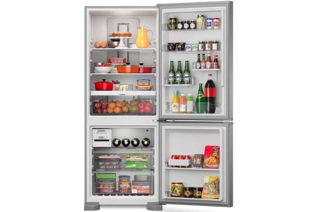 geladeira com a porta aberta mostrando o seu conteúdo